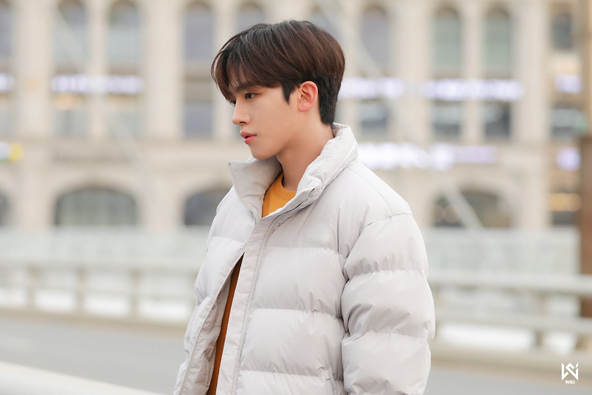 WEi Yohan behind photo