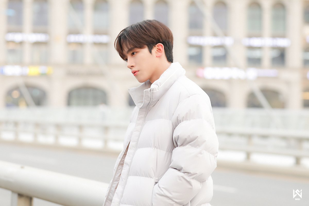 WEi Yohan behind photo