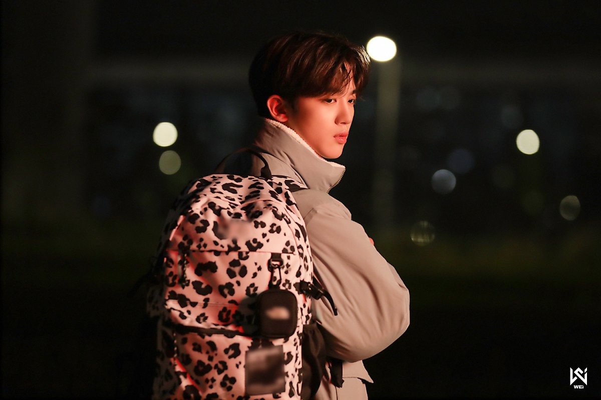 WEi Yohan behind photo