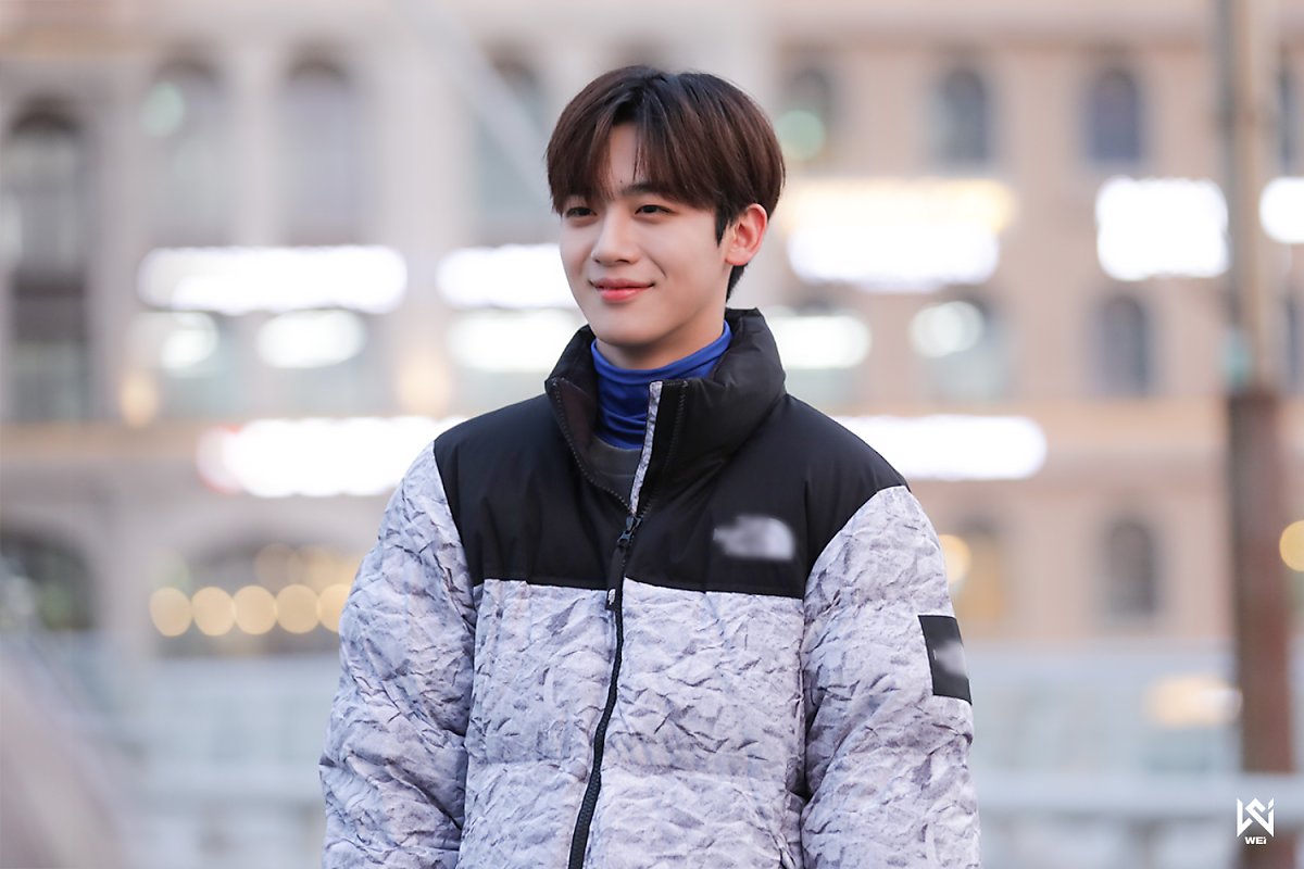 WEi Yohan behind photo