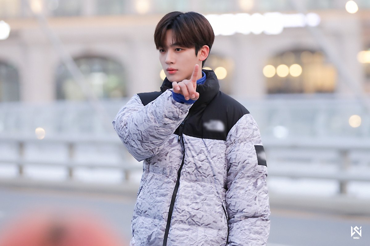 WEi Yohan behind photo