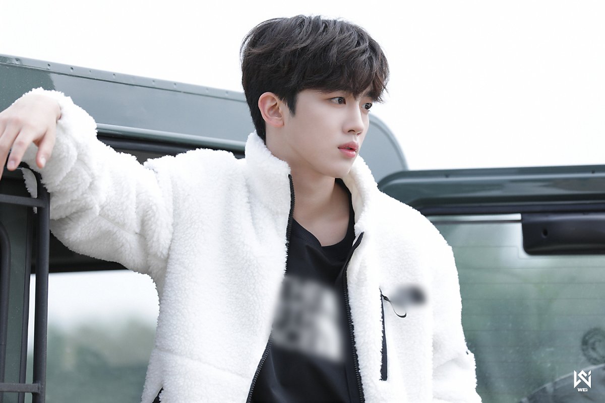 WEi Yohan behind photo