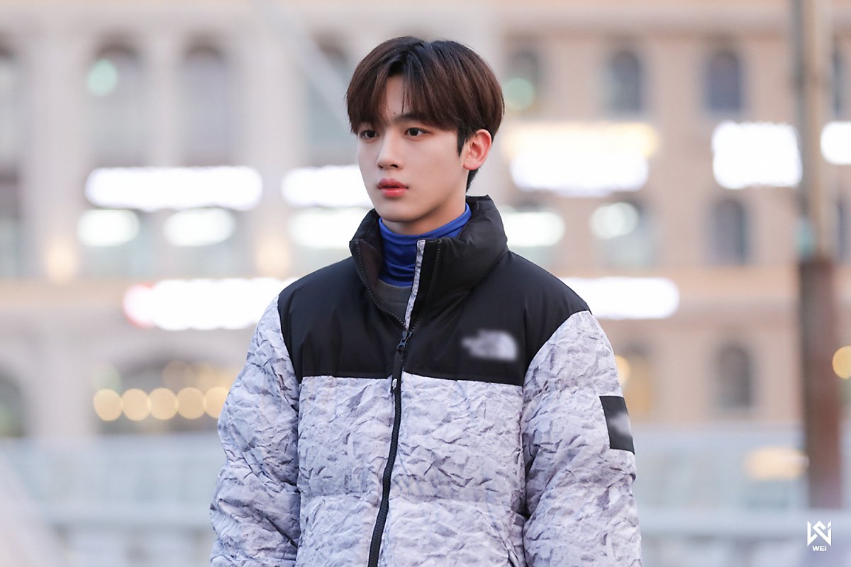 WEi Yohan behind photo