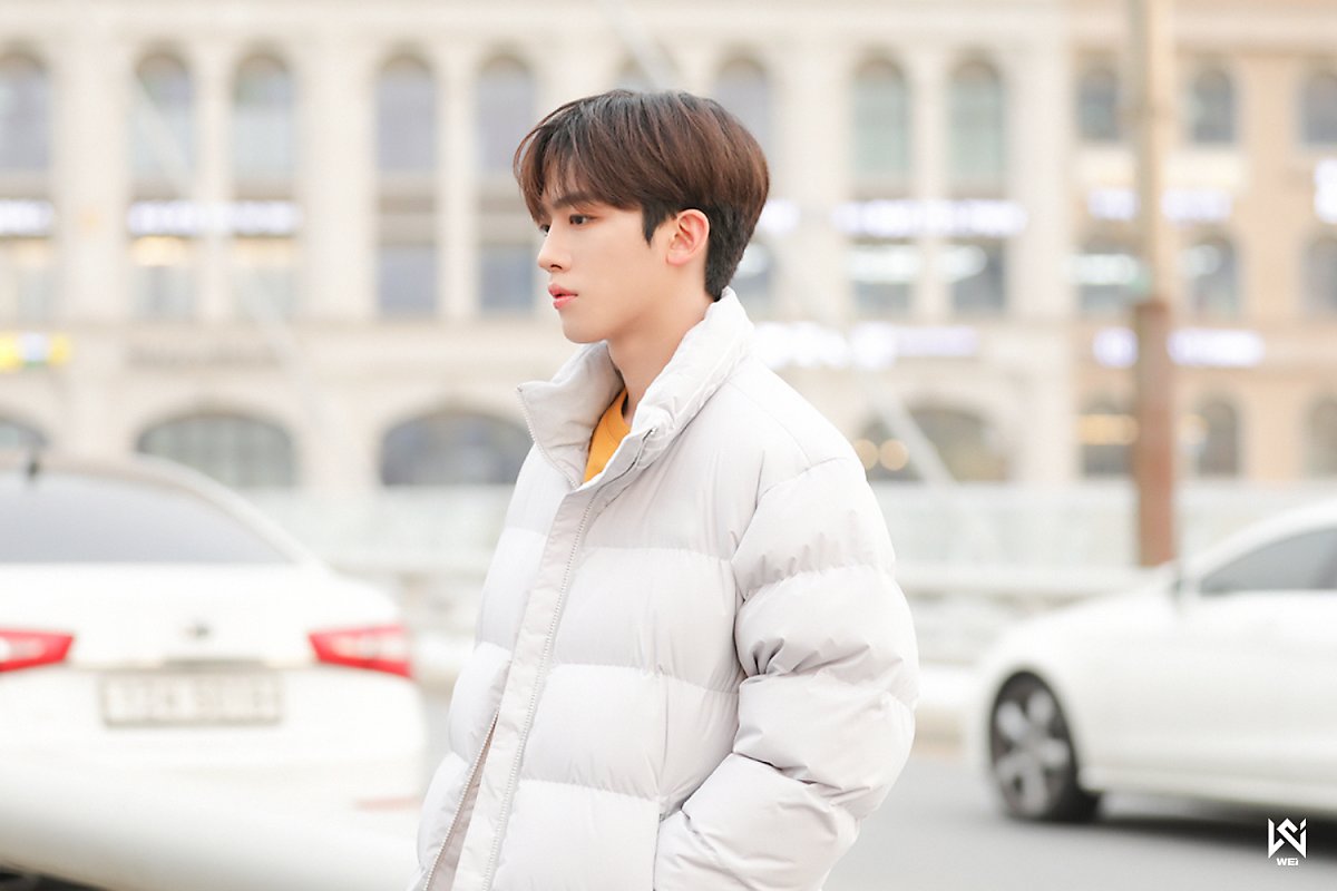 WEi Yohan behind photo