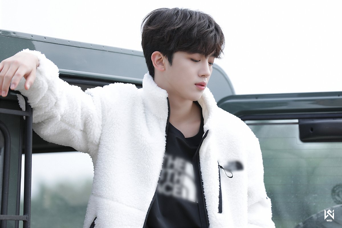 WEi Yohan behind photo