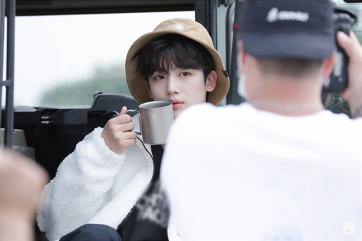 WEi Yohan behind photo