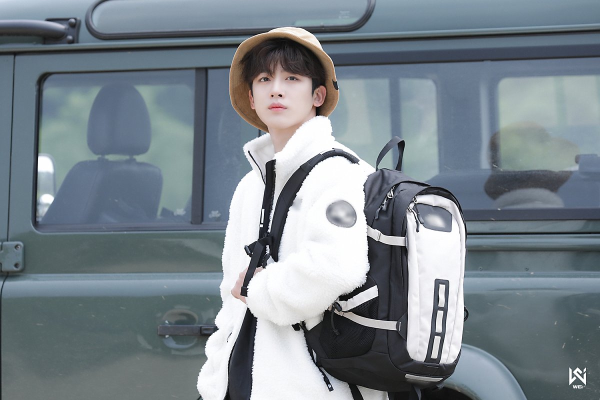 WEi Yohan behind photo