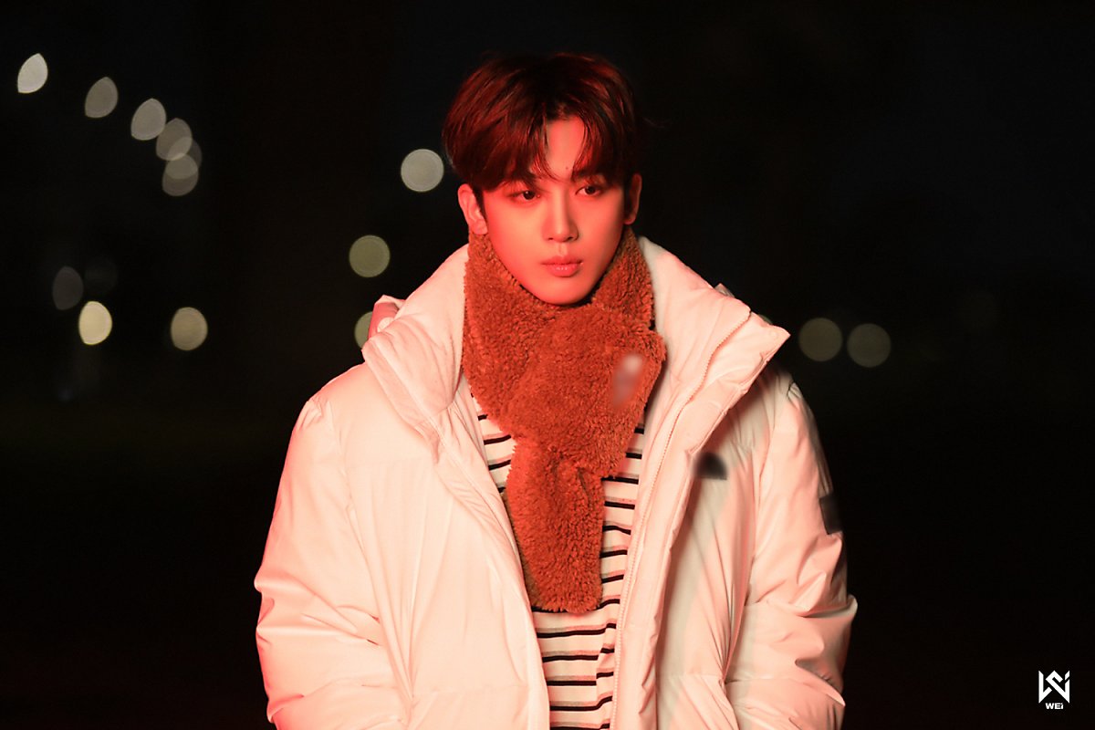 WEi Yohan behind photo