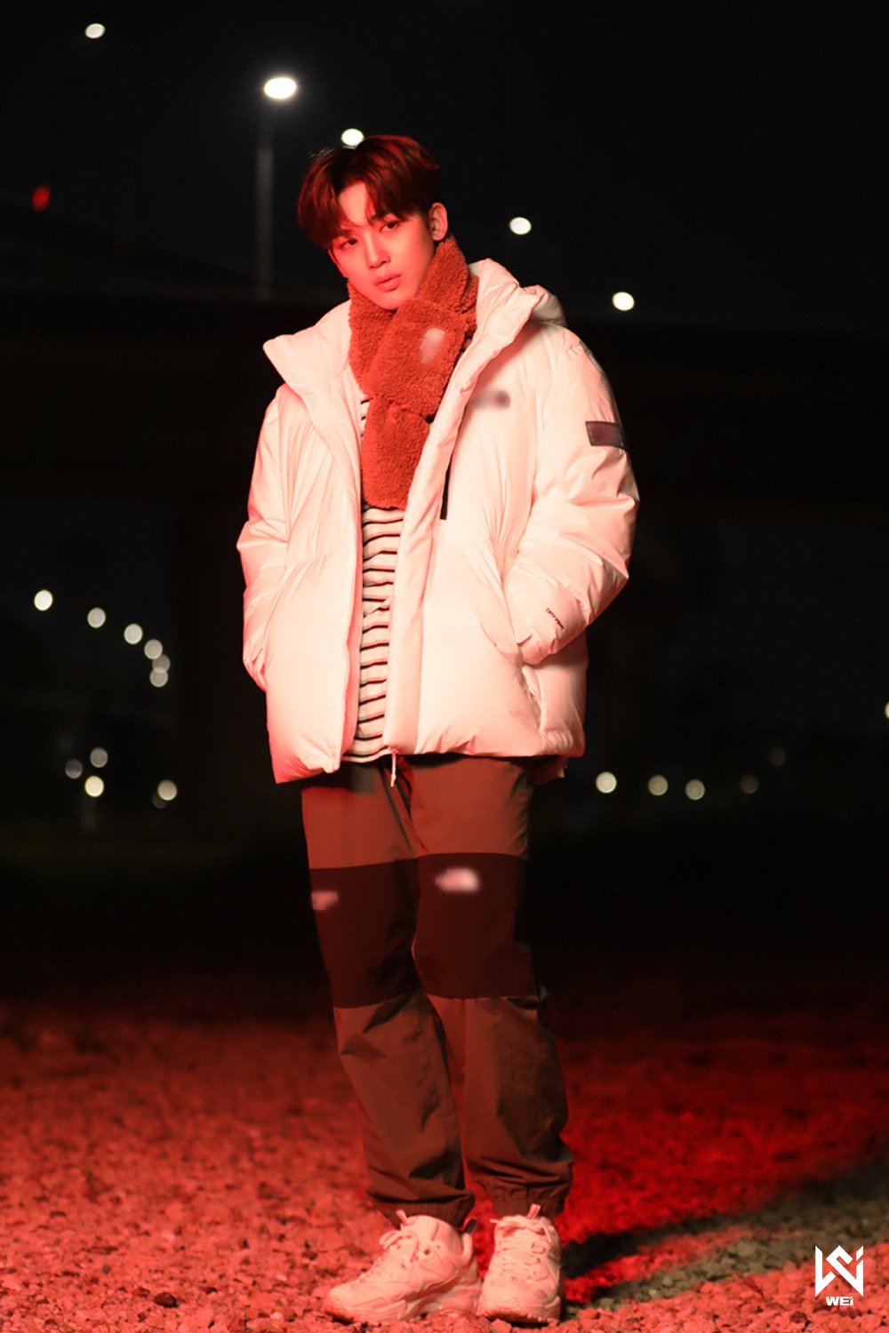 WEi Yohan behind photo