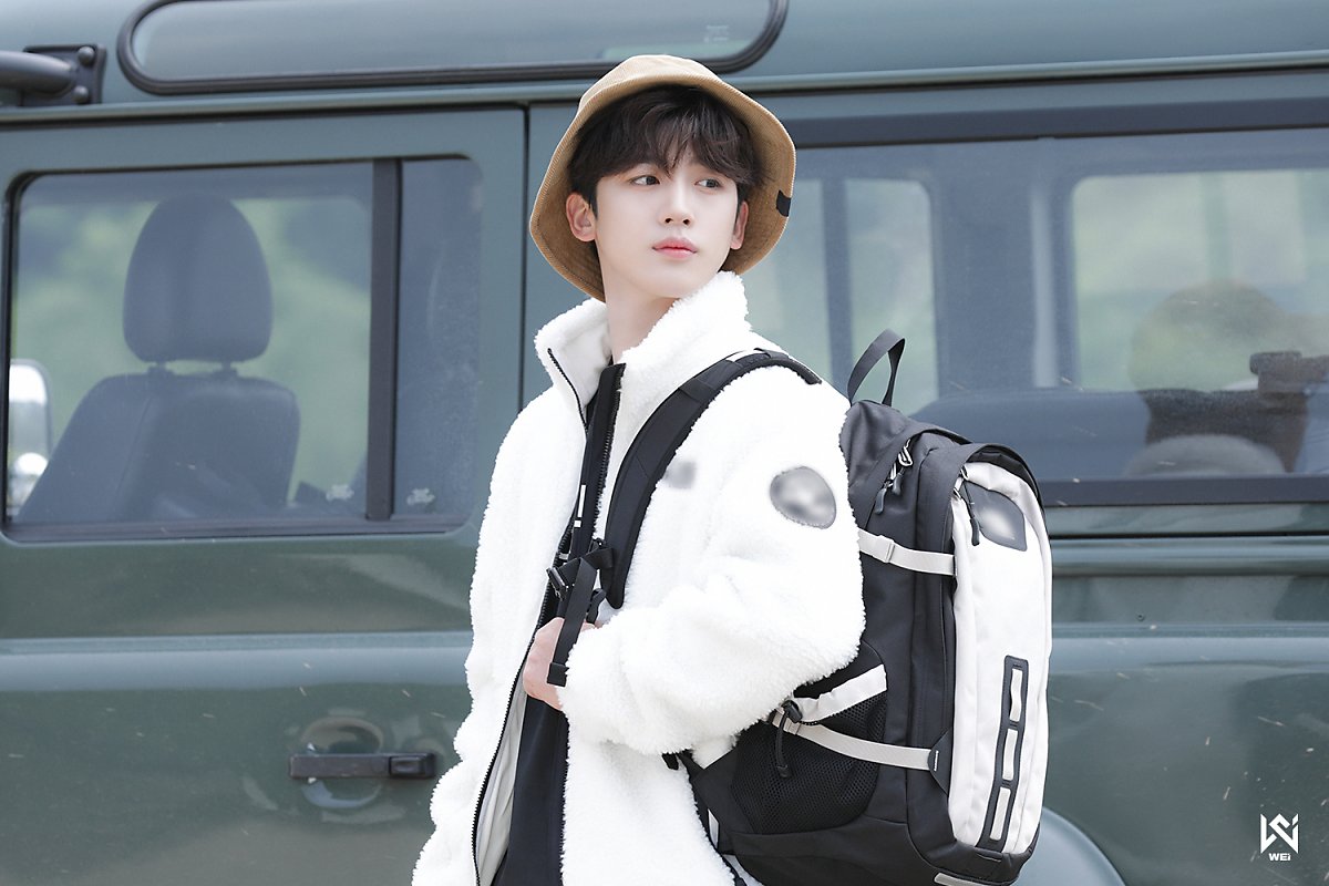 WEi Yohan behind photo