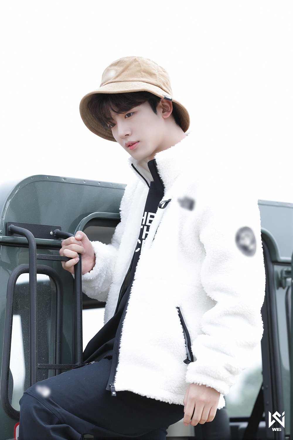 WEi Yohan behind photo