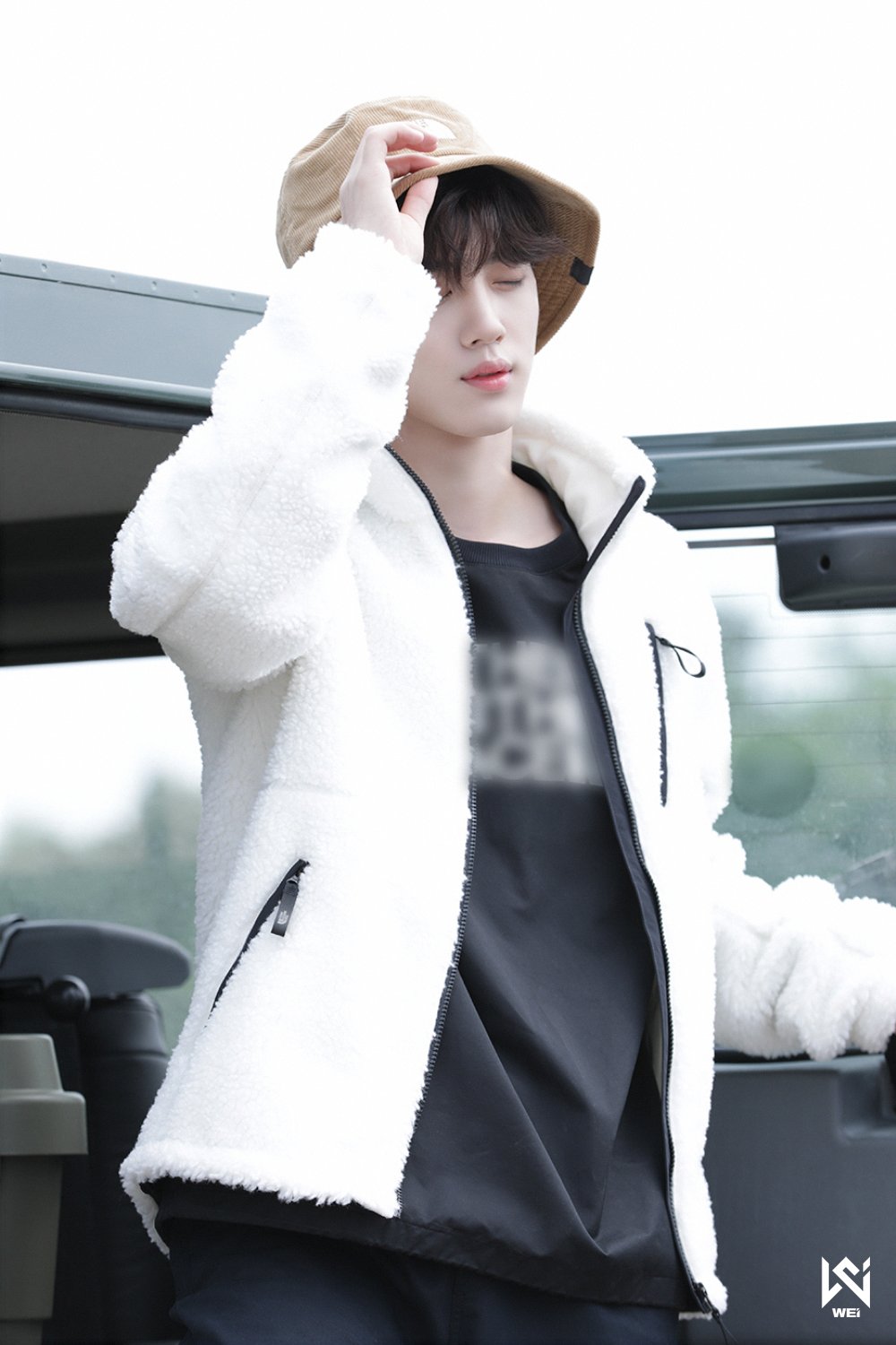 WEi Yohan behind photo