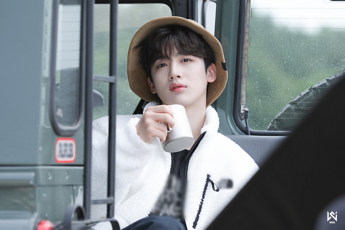 WEi Yohan behind photo