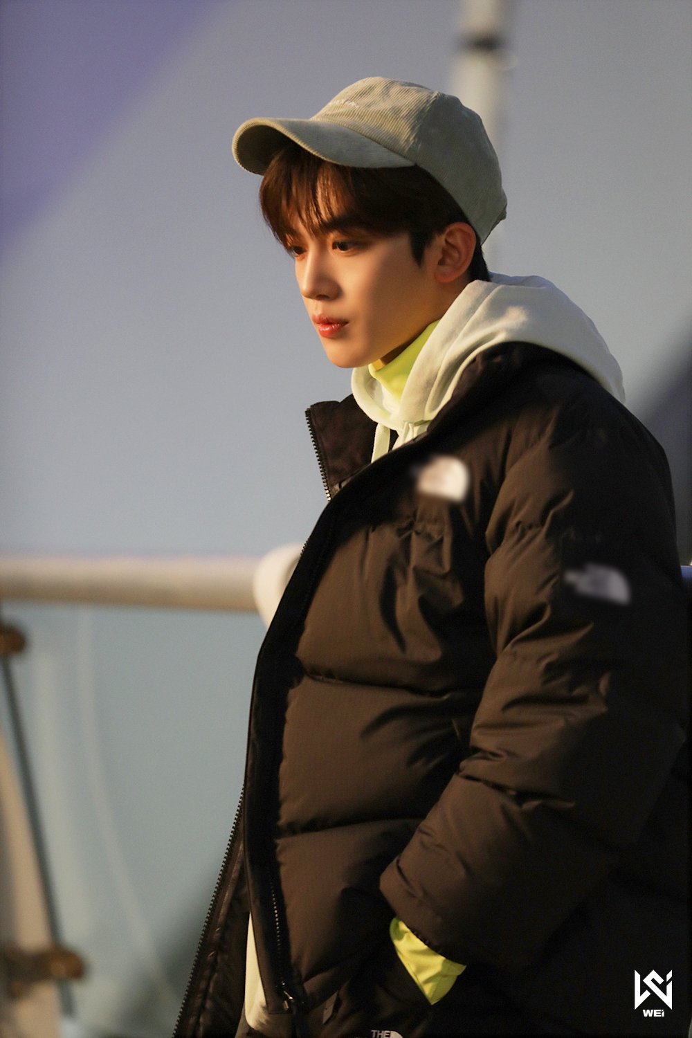 WEi Yohan behind photo