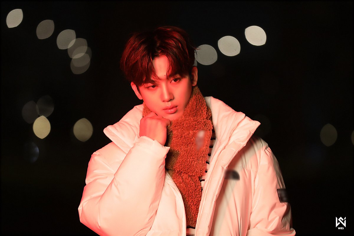 WEi Yohan behind photo