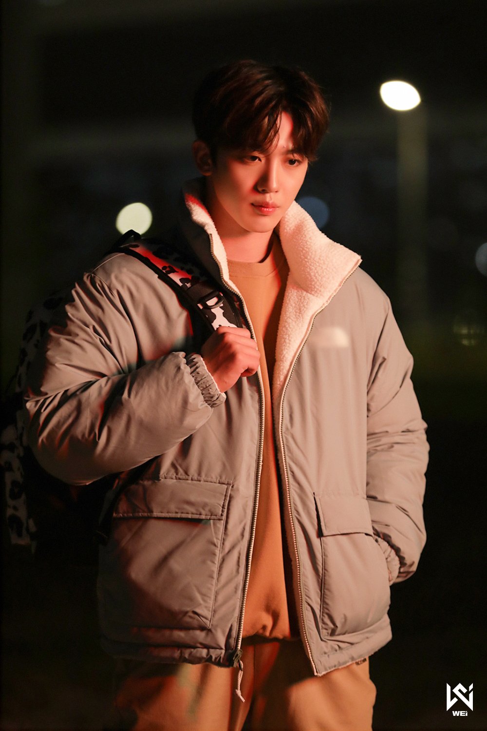 WEi Yohan behind photo