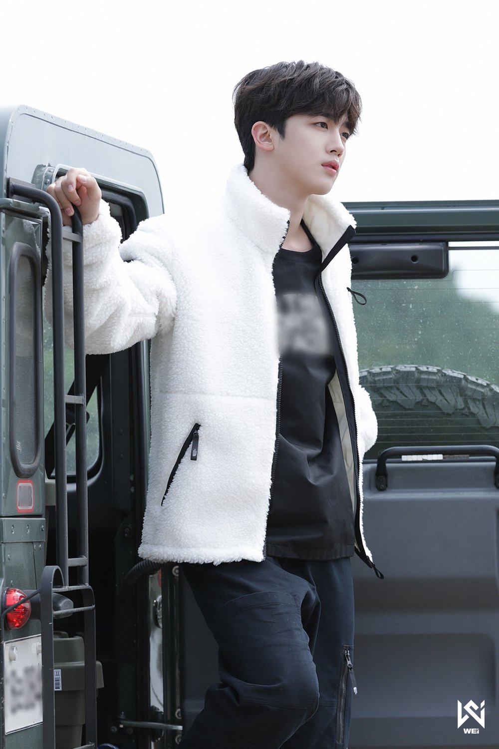 WEi Yohan behind photo