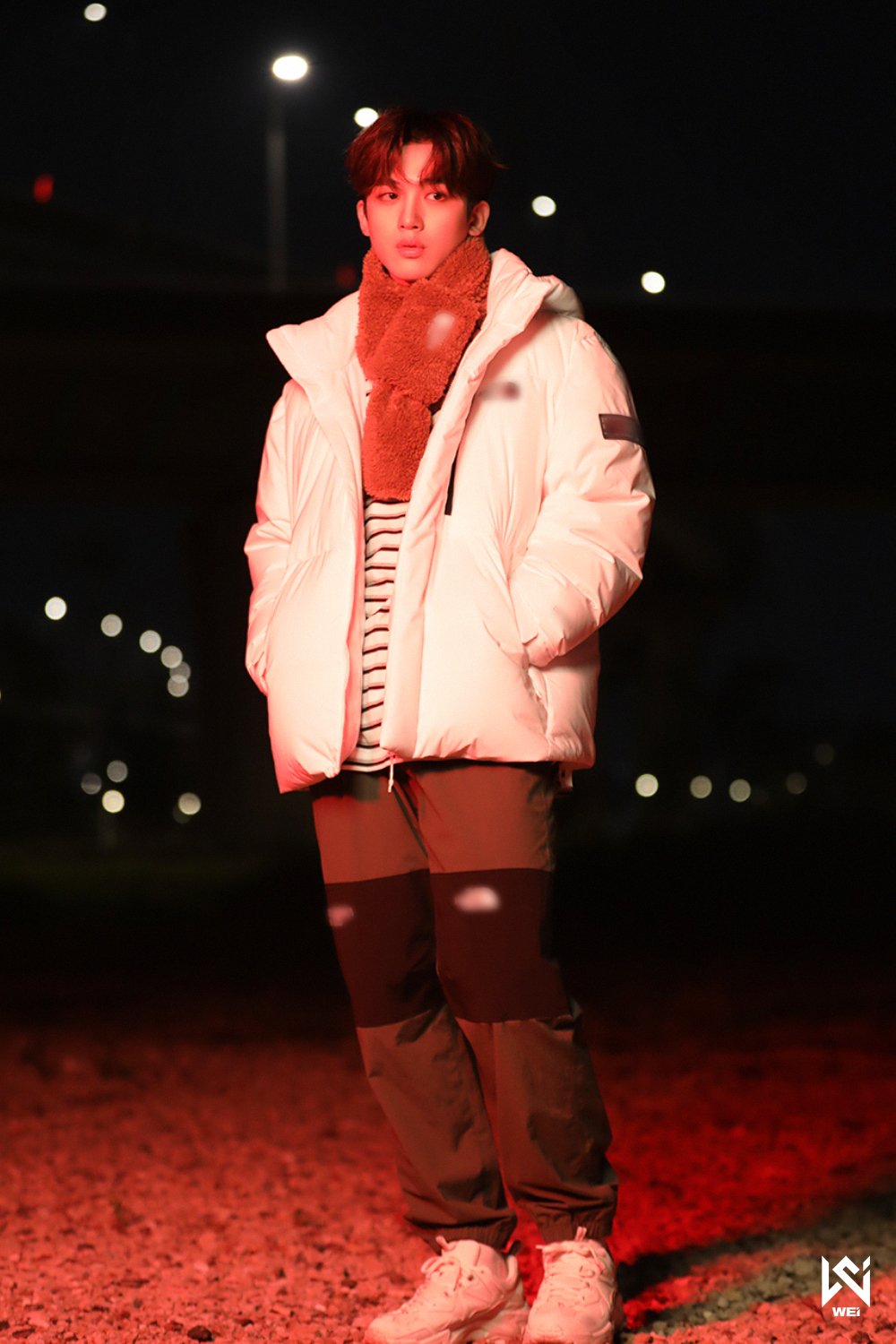 WEi Yohan behind photo