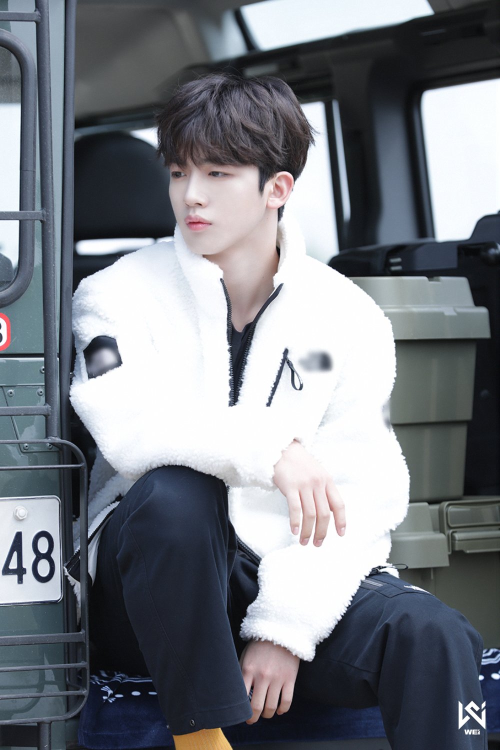 WEi Yohan behind photo