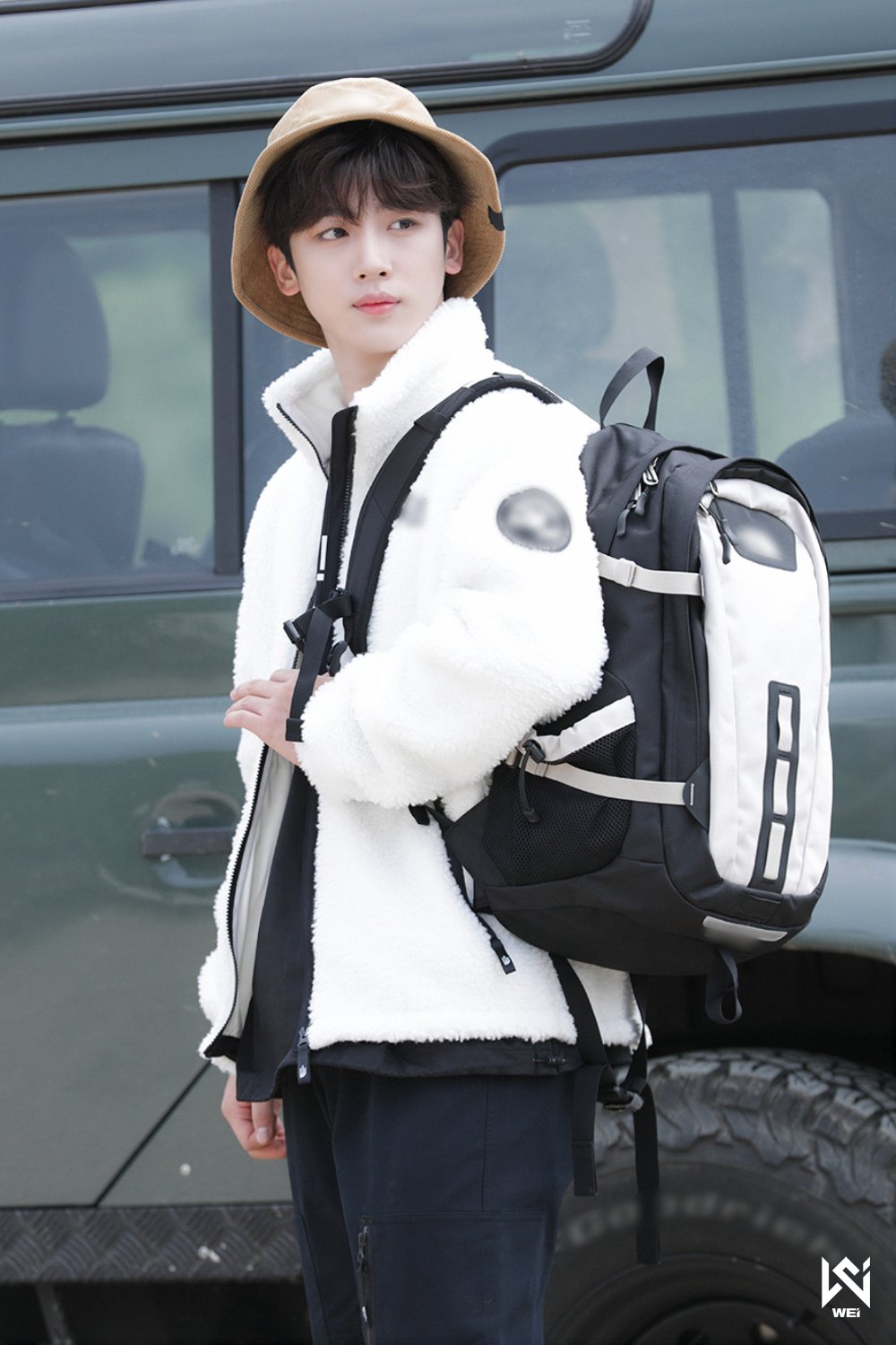 WEi Yohan behind photo