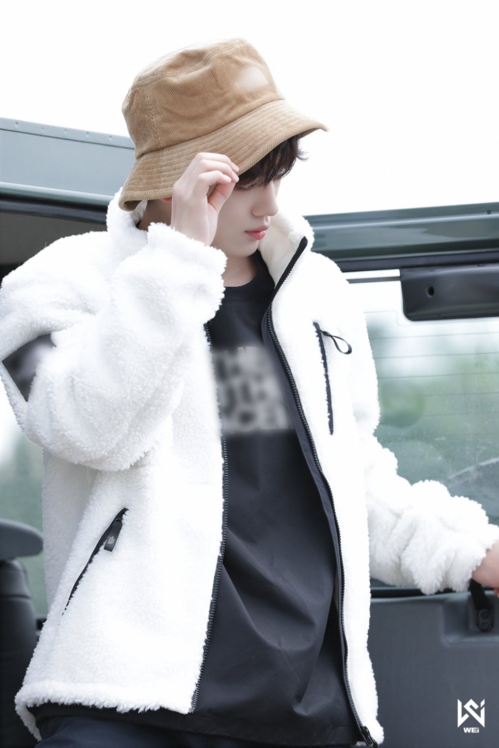 WEi Yohan behind photo