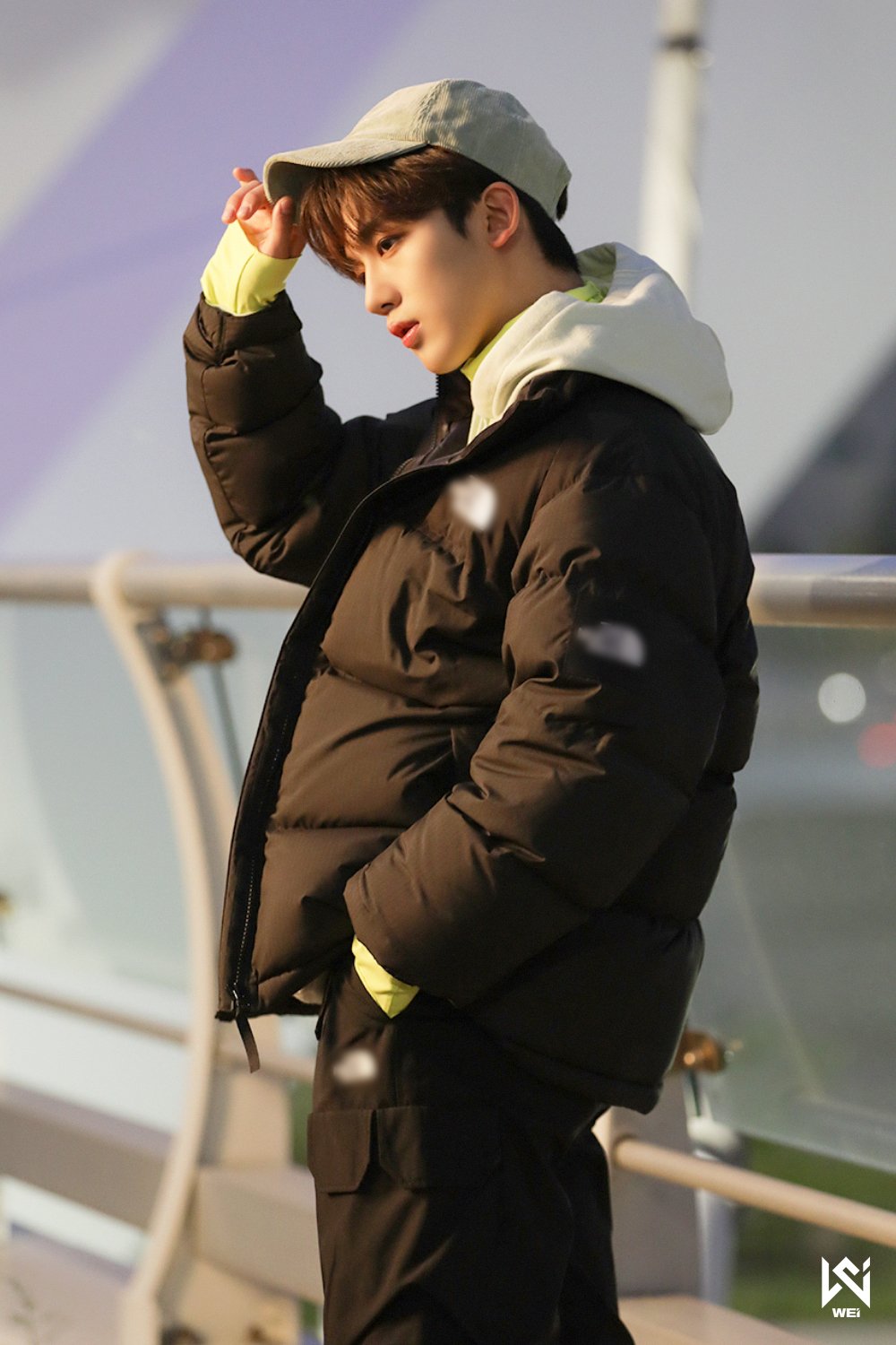 WEi Yohan behind photo