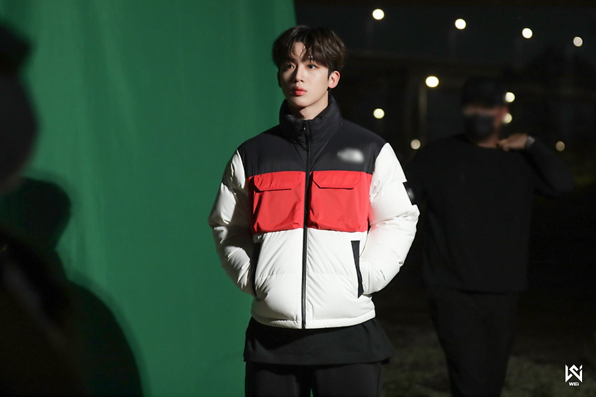 WEi Yohan behind photo