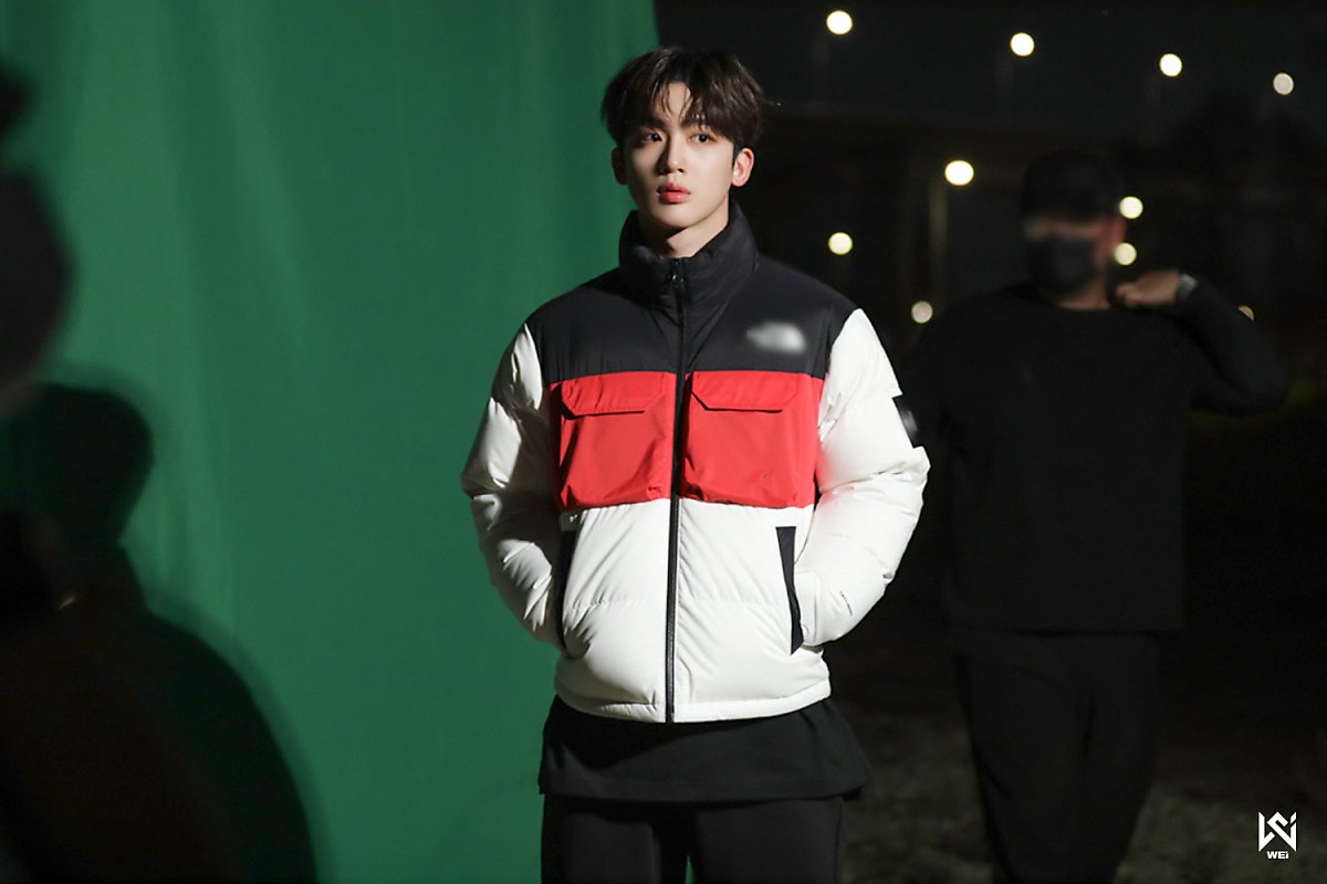 WEi Yohan behind photo