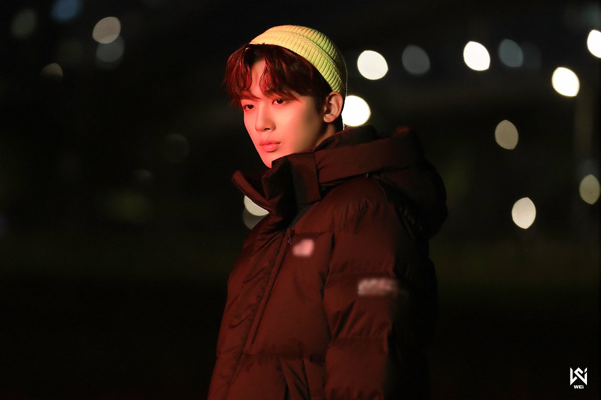 WEi Yohan behind photo