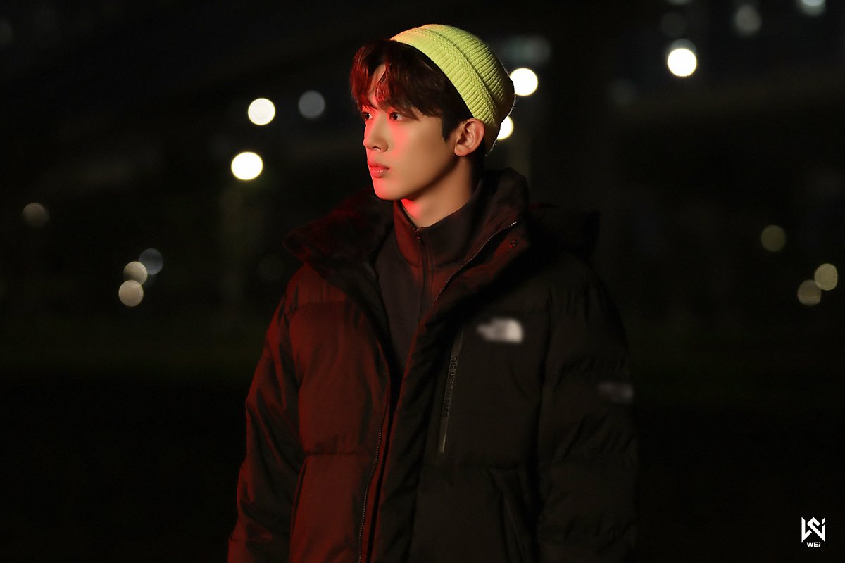 WEi Yohan behind photo