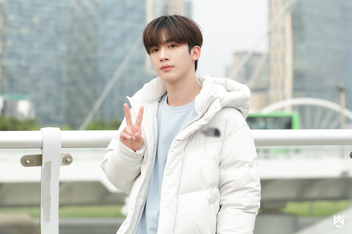 WEi Yohan behind photo