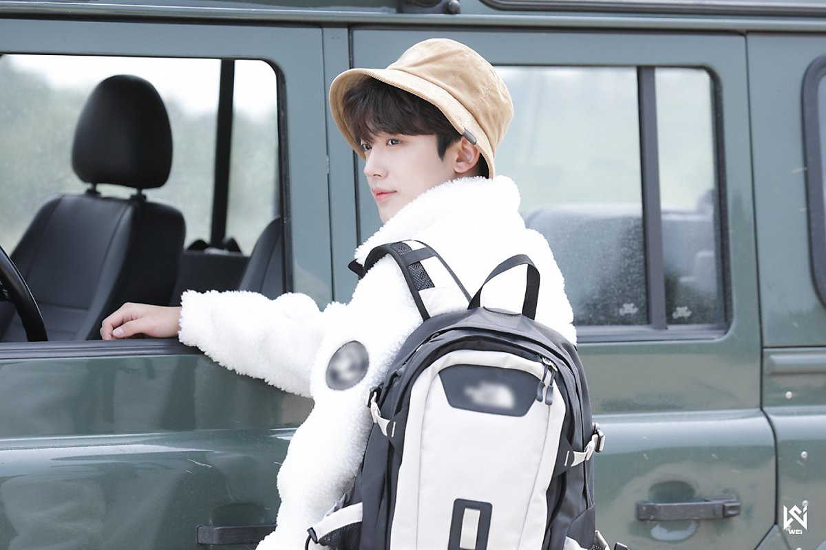 WEi Yohan behind photo