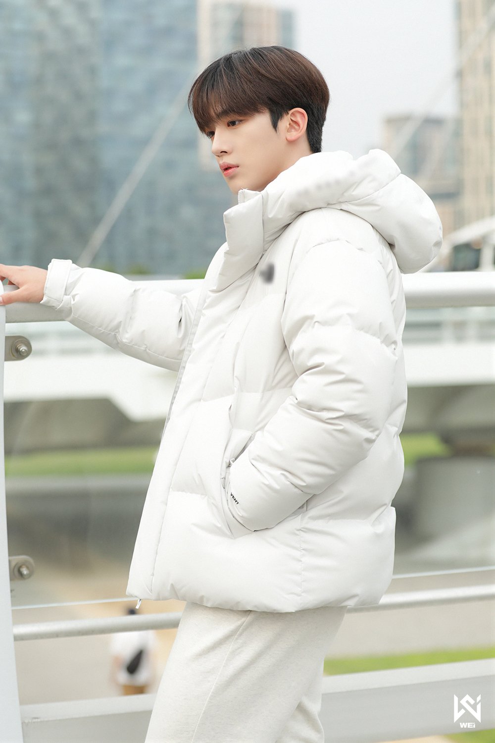 WEi Yohan behind photo