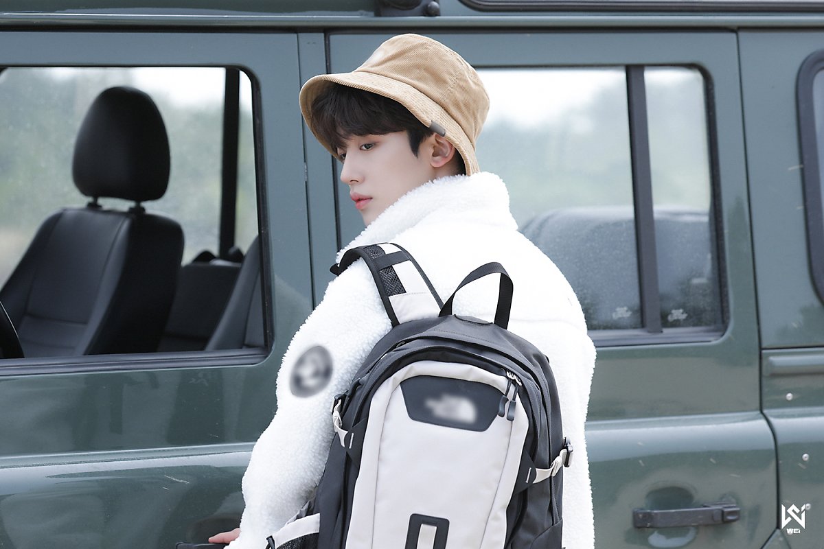 WEi Yohan behind photo