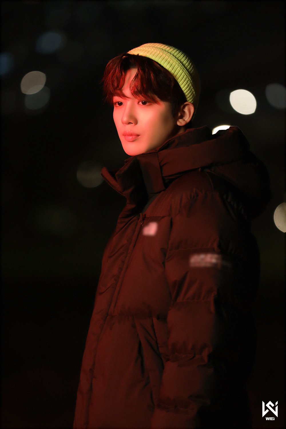 WEi Yohan behind photo