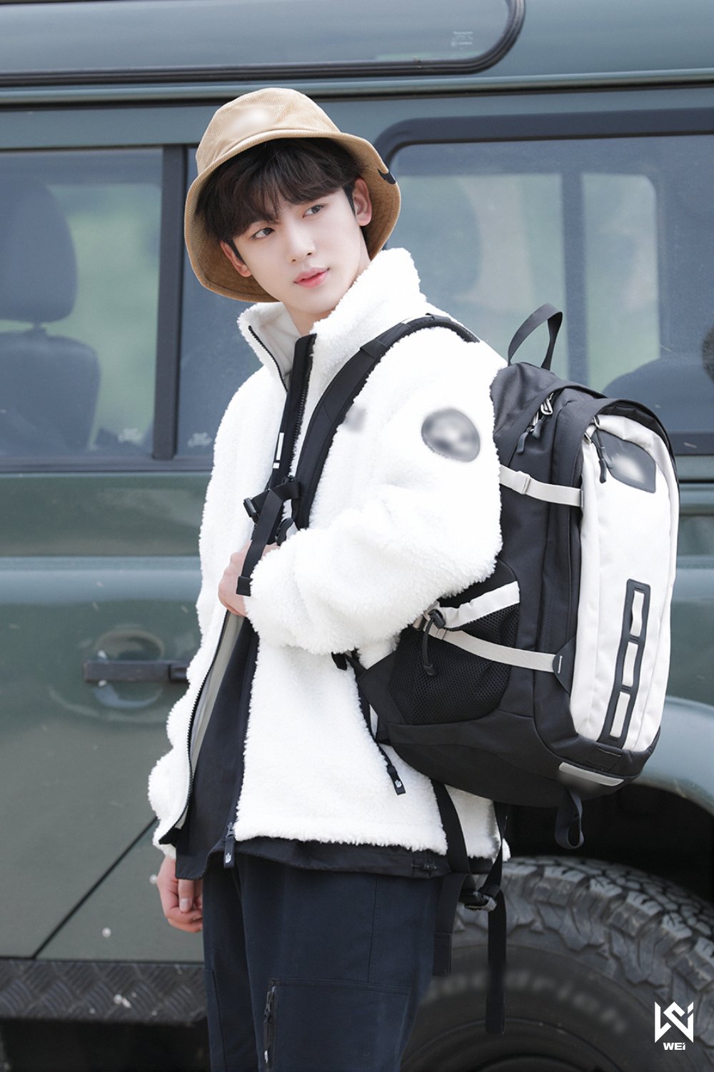 WEi Yohan behind photo