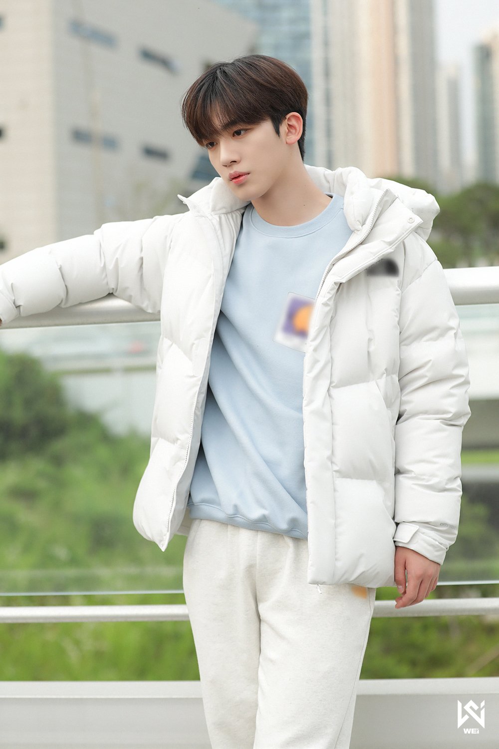 WEi Yohan behind photo