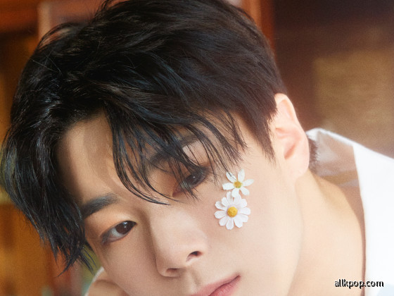 ASTRO Moonbin 2022 Season's Greetings