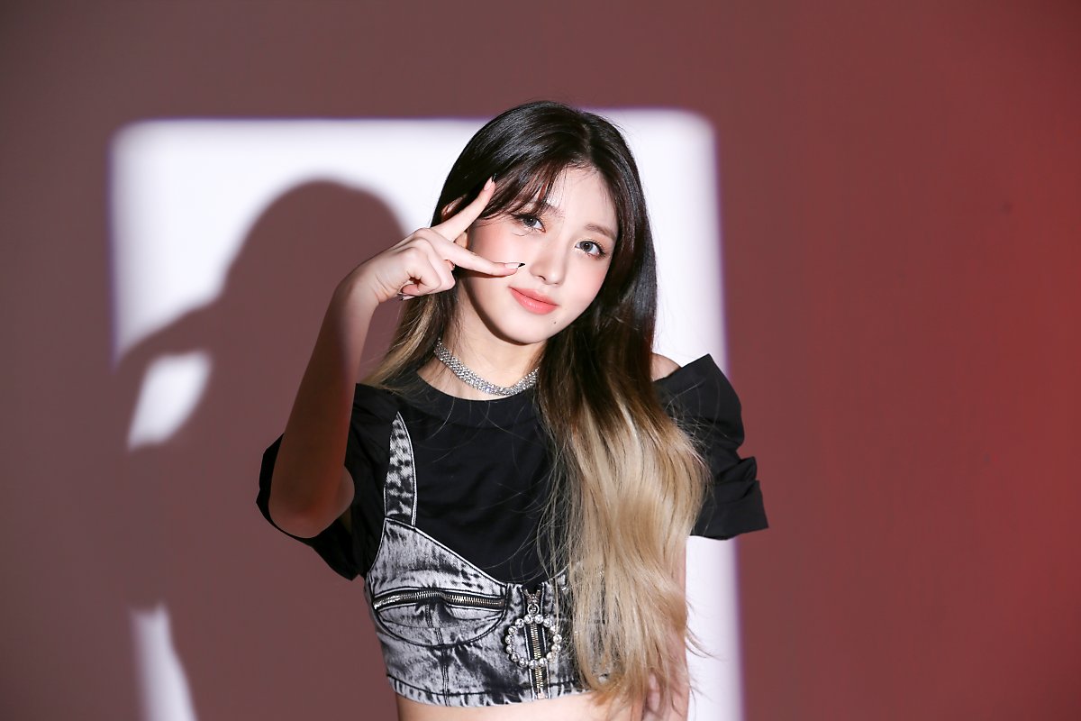 IVE 'ELEVEN' ver.2 photo