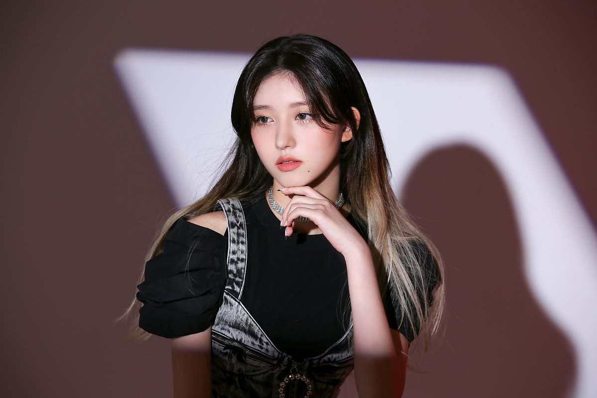 IVE 'ELEVEN' ver.2 photo