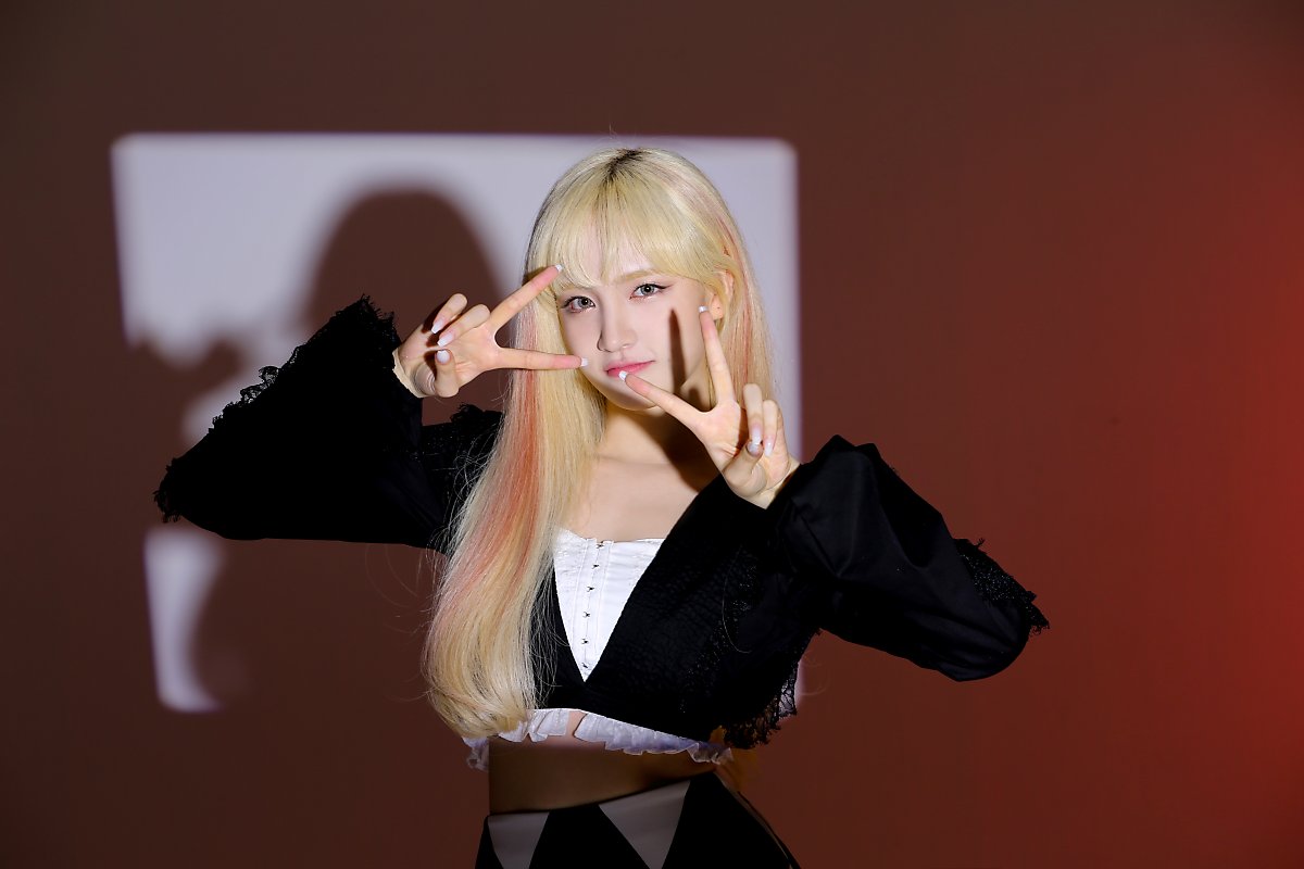 IVE 'ELEVEN' ver.2 photo