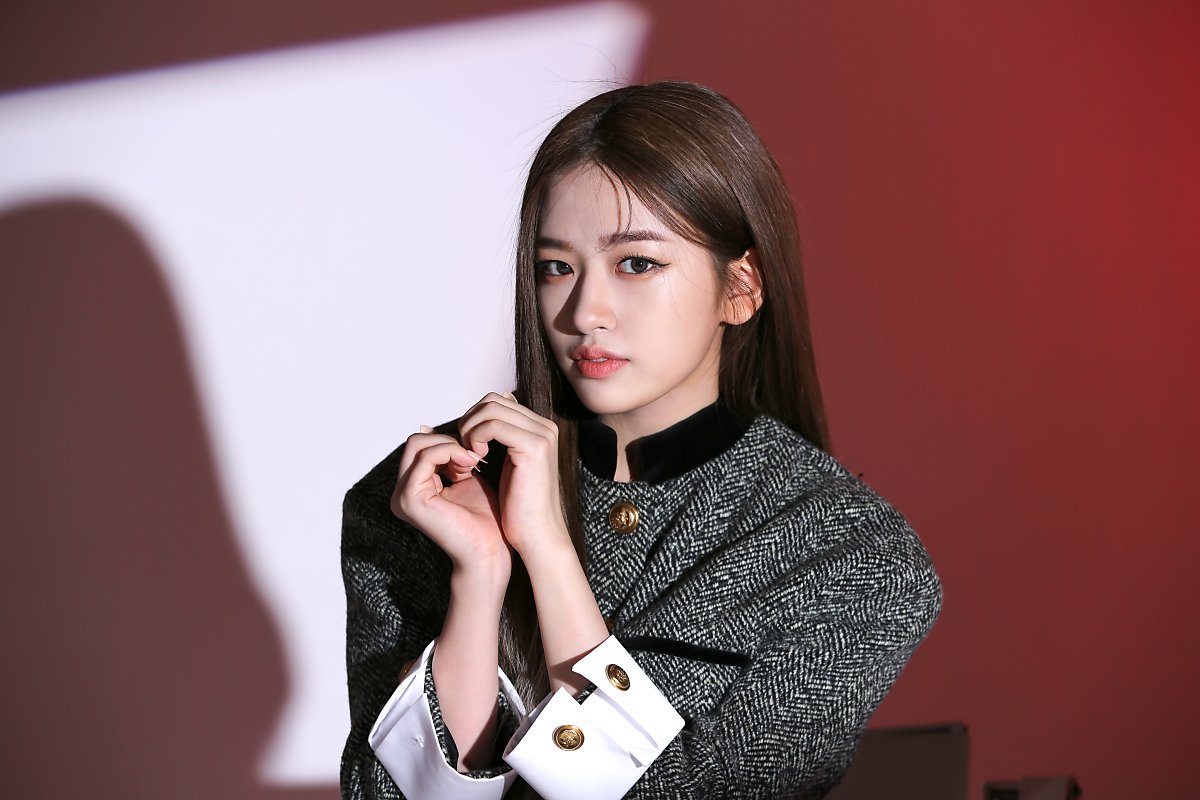 IVE 'ELEVEN' ver.2 photo